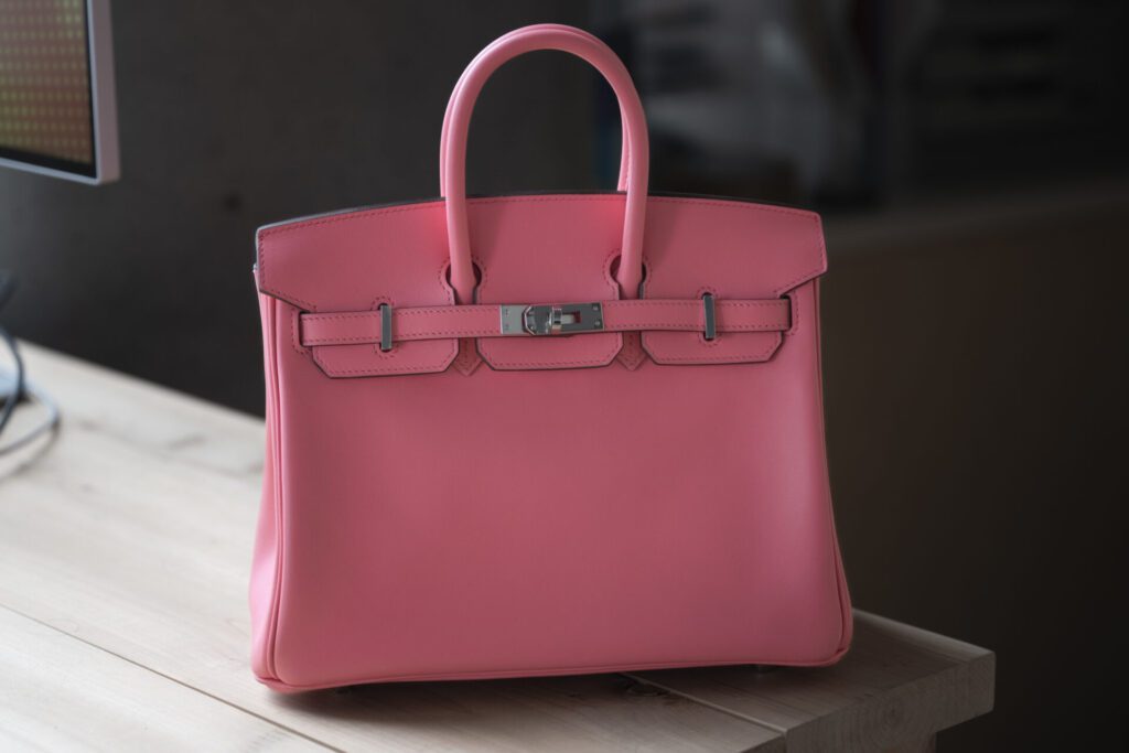 鮮やかなピンク系のバーキン