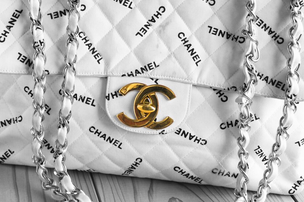 シャネルの代表的なココマークとロゴ