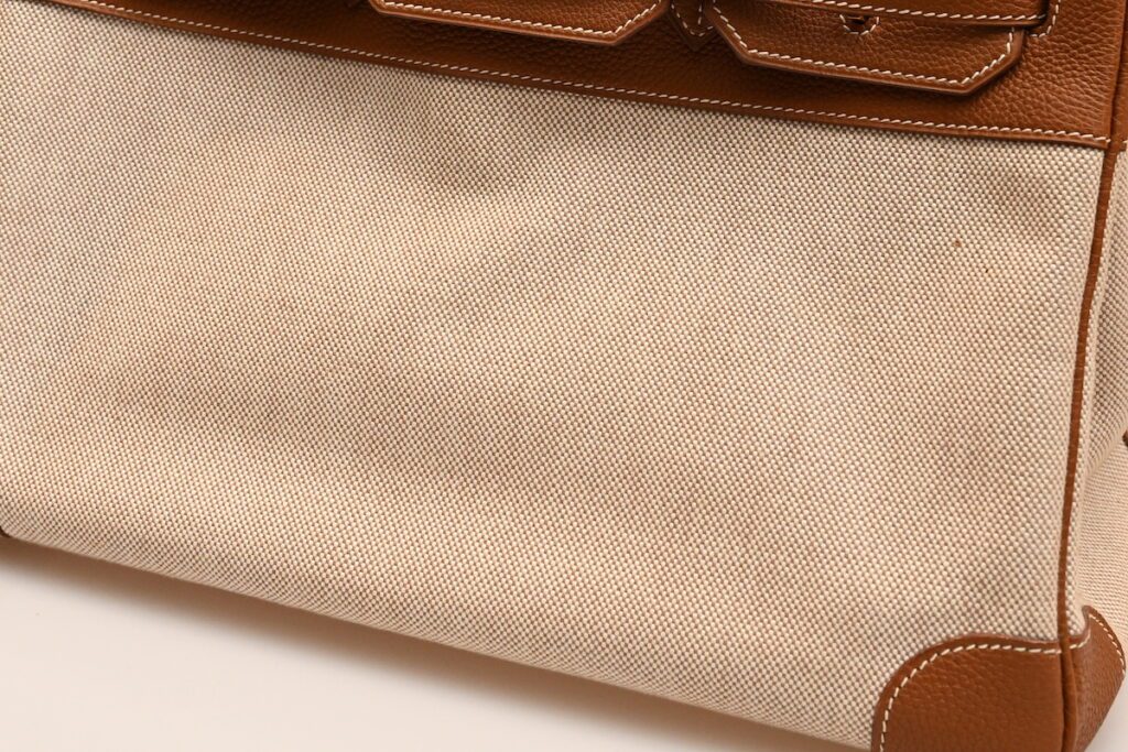 汚れが目立ちやすいキャンバス生地