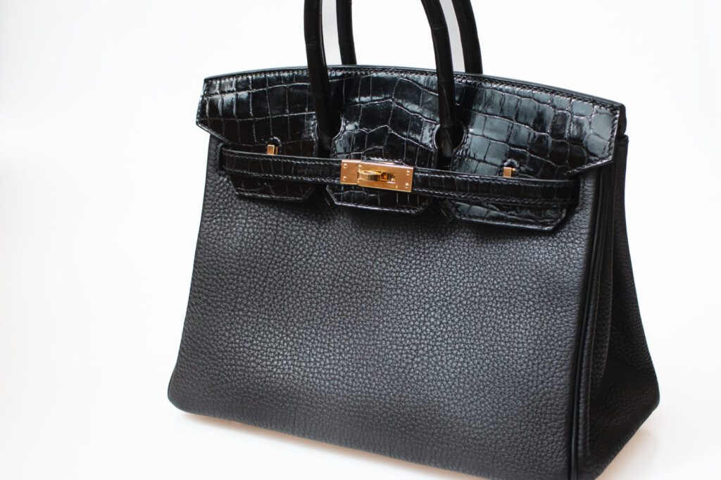 一部にのみクロコ素材が使われるバーキンタッチ