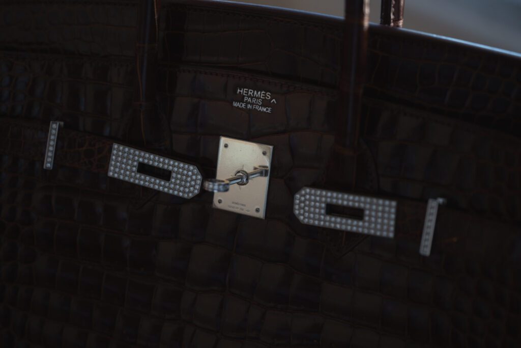 金具部分にダイヤモンドの装飾が施されている