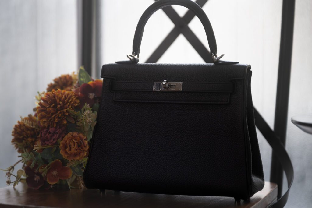 人気の高いケリー25サイズのブラックカラー