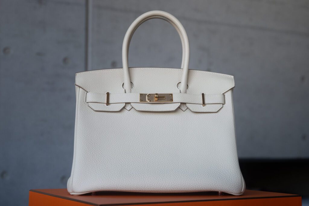 シンプルな定番色ほど高い