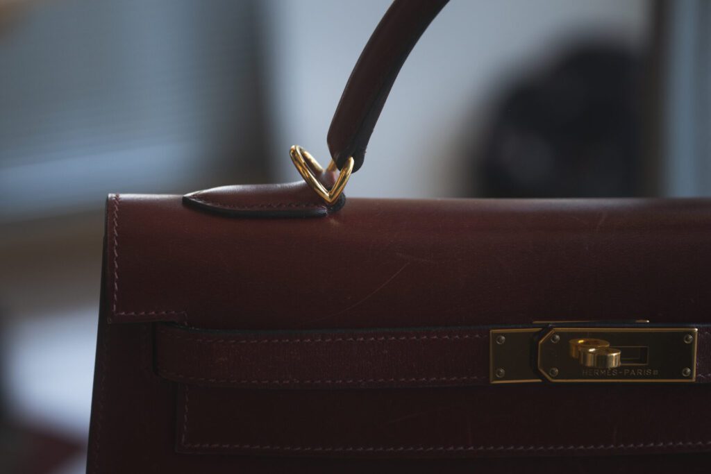 V字型になっているのが現行の金具の仕様